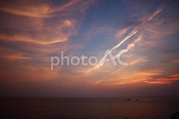 夕焼けの放射状雲 夏,海,波の写真素材