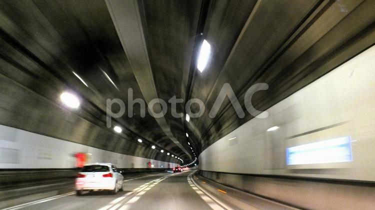 くねくねと曲がるトンネル　 トンネル,天井燈,明かりの写真素材