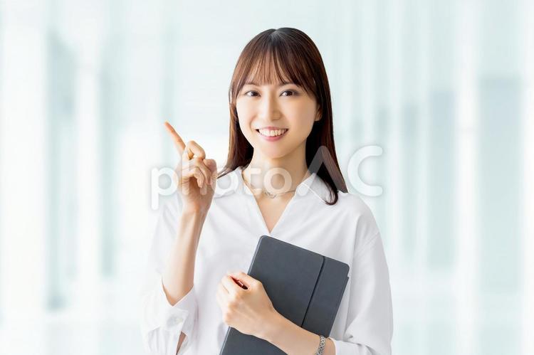 タブレットを持つ笑顔のビジネスウーマン 女性,ビジネス,ビジネスウーマンの写真素材