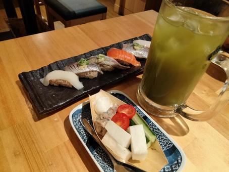 握りずし 握りずし 一人飲み,握り寿司,緑茶ハイの写真素材