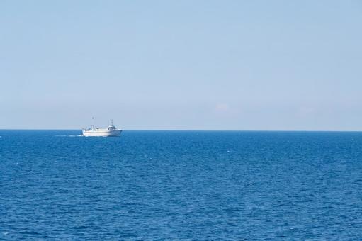 海上を進む船 海上を進む船の写真