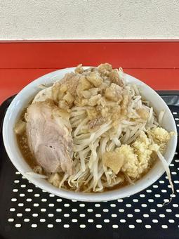山盛り野菜と背脂の二郎系ラーメン 山盛り野菜と背脂の二郎系ラーメン ラーメン,二郎系,背脂の写真素材
