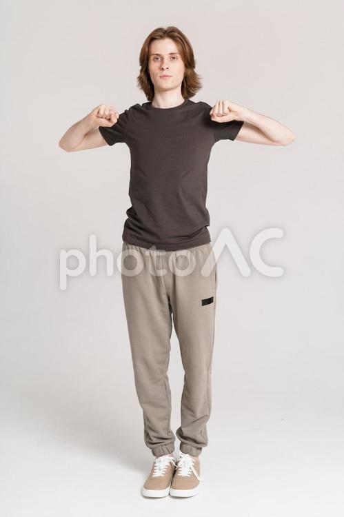 両腕を曲げ拳を作りポーズする男性 男性,ポーズ,腕の写真素材