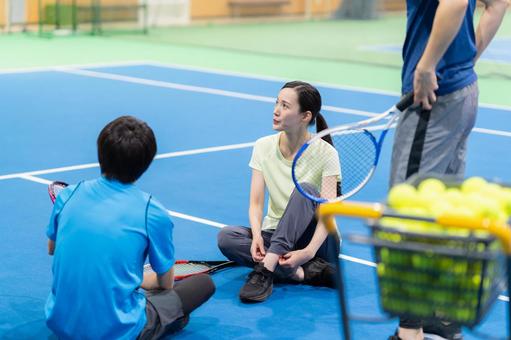 スポーツジムでテニスをする若い男女 テニススクール,スポーツジム,スポーツの写真素材