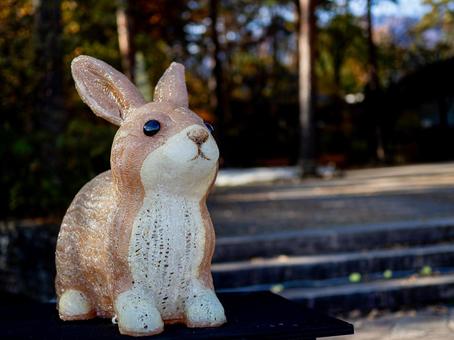 森に飾られたうさぎの置物 うさぎ,かわいい,森の写真素材
