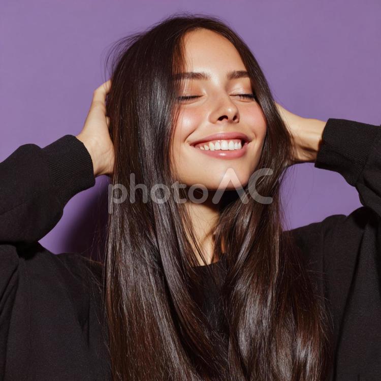 紫の背景に映える若々しい女性の横顔 女性,髪,美髪の写真素材