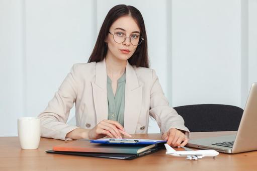 眼鏡をかけたカメラ目線の女性 保険業,事務職,接客業の写真素材