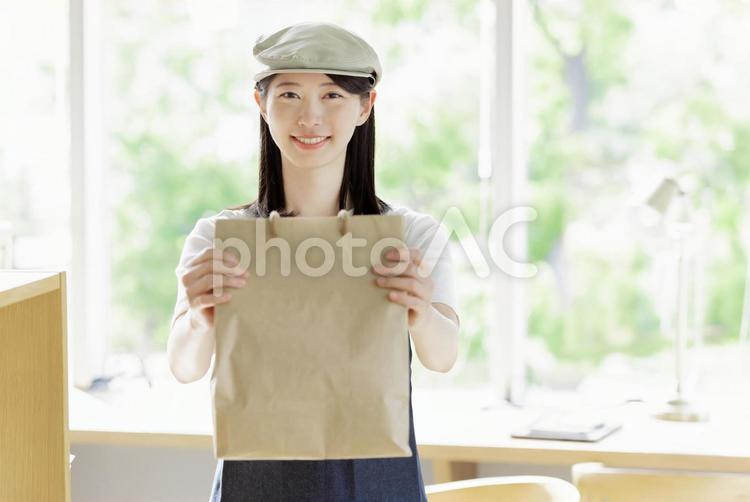 ランチ　お弁当　テイクアウト 女性,テイクアウト,ランチの写真素材