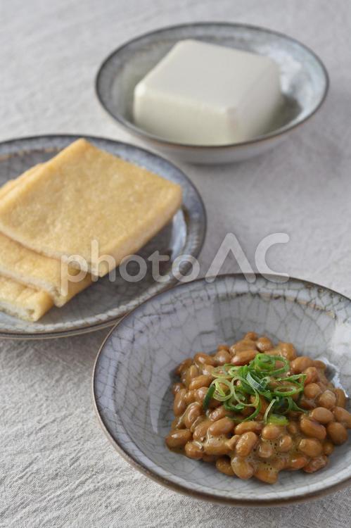 大豆製品(納豆、油揚げ、豆腐) 納豆,油揚げ,豆腐の写真素材