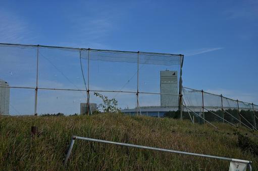 フェンスの向こうに聳える高層ビル 都会,高層ビル,オフィス街の写真素材