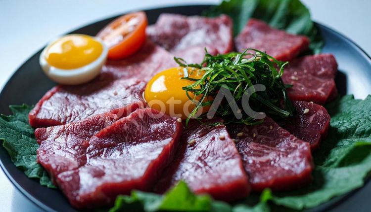 生卵の黄身がかかったユッケ ユッケ,刺身,肉の写真素材