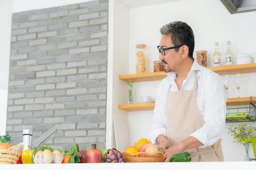 キッチンで料理を作るミドルの男性 キッチンで料理を作るミドルの男性 料理,男性,ミドルの写真素材