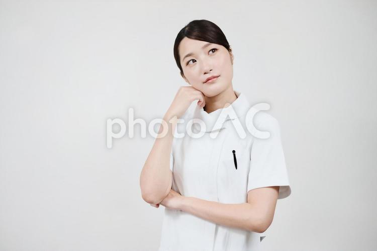 疑問を感じる白衣の女性 看護師,女性,医療の写真素材