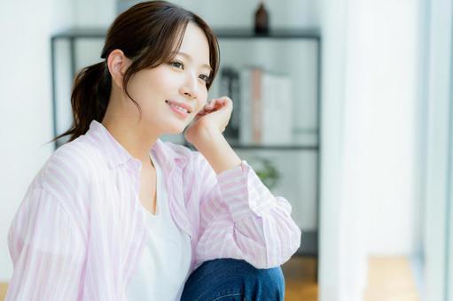 部屋でリラックスする女性 部屋でリラックスする女性 美容,笑顔,ポートレートの写真素材