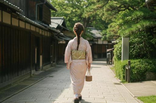 和装の女性が町並みを歩く後ろ姿の写真