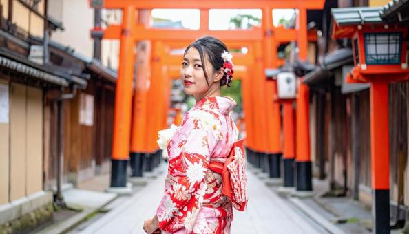 成人式にお参りをする20才の女性の写真