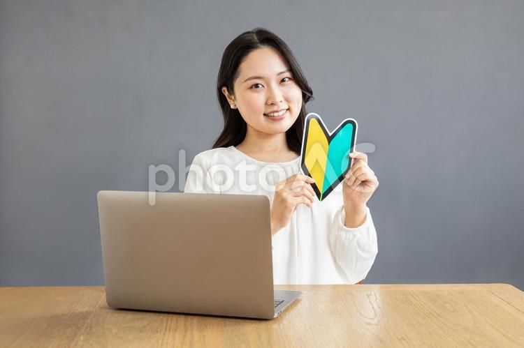 初心者歓迎〜PC前のアジア人女性01 女性,pc,未経験の写真素材