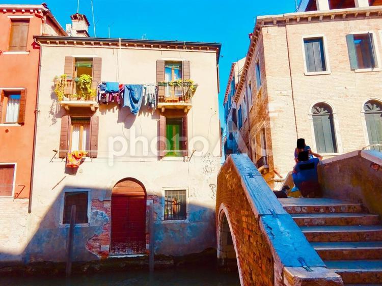 ベネチアのローカルな住宅と橋と青空 イタリア,ベネチア,ベニスの写真素材