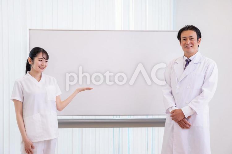 医療スタッフとホワイトボード 医療,医者,看護師の写真素材