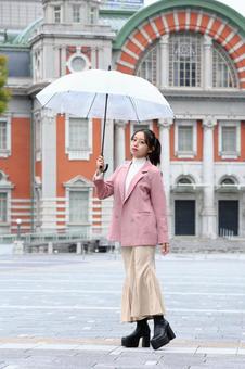 小雨の舗道を歩く女性 女性,20代,公園の写真素材