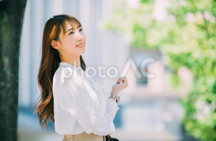 屋外に立つ笑顔のビジネスウーマン 女性,人物,ビジネスの写真素材