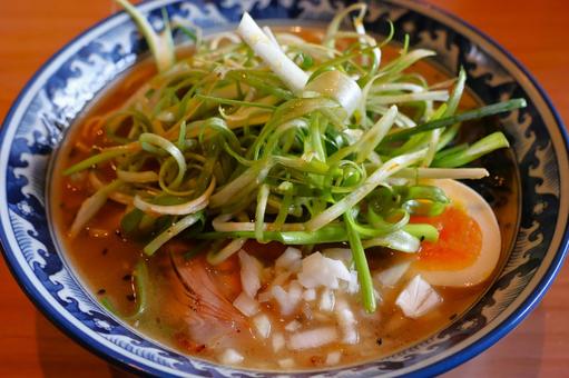 ラーメン店のとんこつ味噌ネギラーメン ラーメン店のとんこつ味噌ネギラーメンの写真