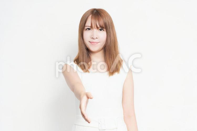 握手で手を差し出す若い女性 女性,ビジネス,握手の写真素材