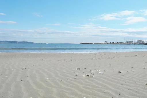 七里ヶ浜より小動岬と湘南港灯台方面を臨む 七里ヶ浜より小動岬と湘南港灯台方面を臨むの写真