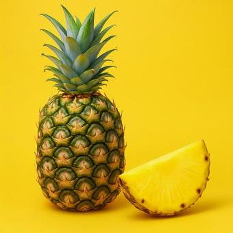 パイナップルとカットしたパイナップル パイナップルとカットしたパイナップルの写真