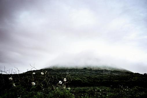 <Goto scenery> Mt. Onidake covered in mist and rain clouds during the rainy season, fog, rain cloud, cloudy, JPG