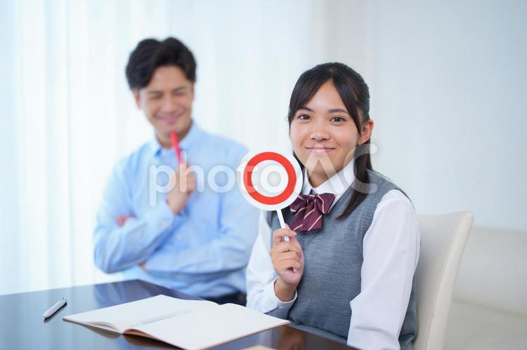 マルの札を持つ女子生徒と家庭教師 人物,男性,お父さんの写真素材