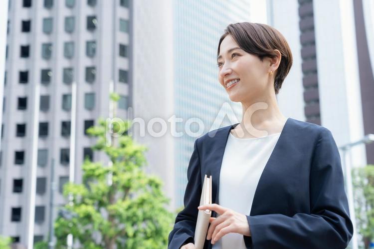 オフィス街で働くミドルのビジネスウーマン ビジネス,女性,ビジネスウーマンの写真素材