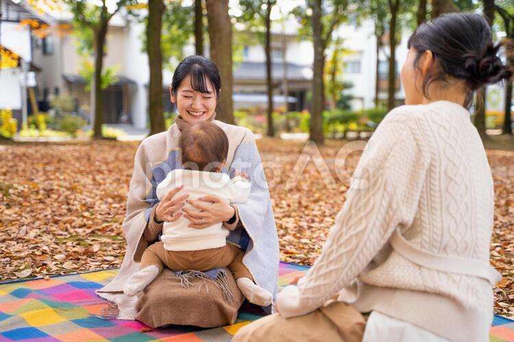 公園でママ友と話す女性 ママ友,話す,主婦の写真素材