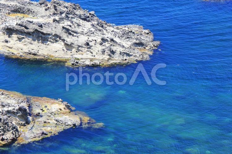 岩場と透明な海の風景 岩場,岩,海の写真素材