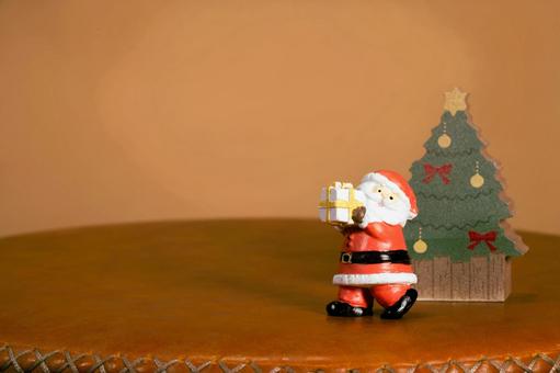 プレゼントを手に持っているサンタクロース サンタクロース,サンタ,クリスマスの写真素材