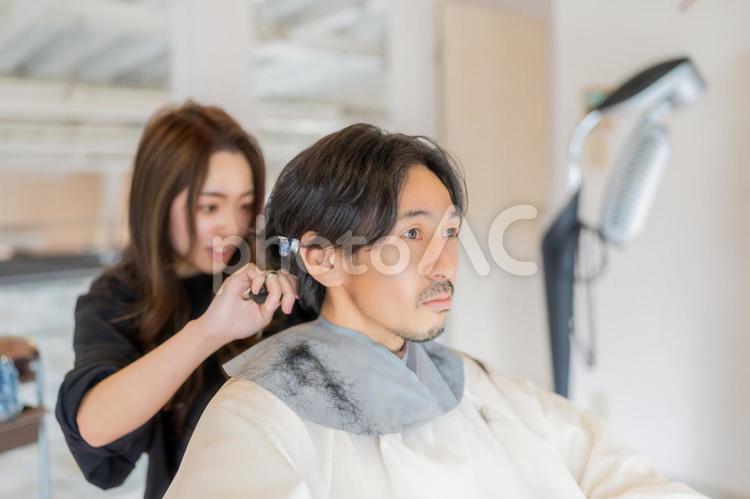 美容師に髪をカットしてもらう男性 男性,ビジネス,カットの写真素材