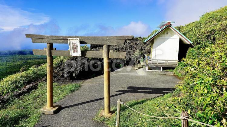 伊豆大島三原神社の鳥居と社殿 鳥居,三原神社,伊豆大島の写真素材