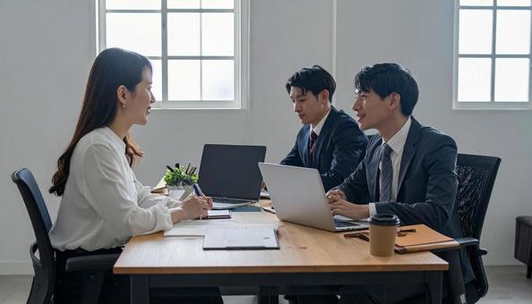 取材するWebライター 取材するWebライターの写真