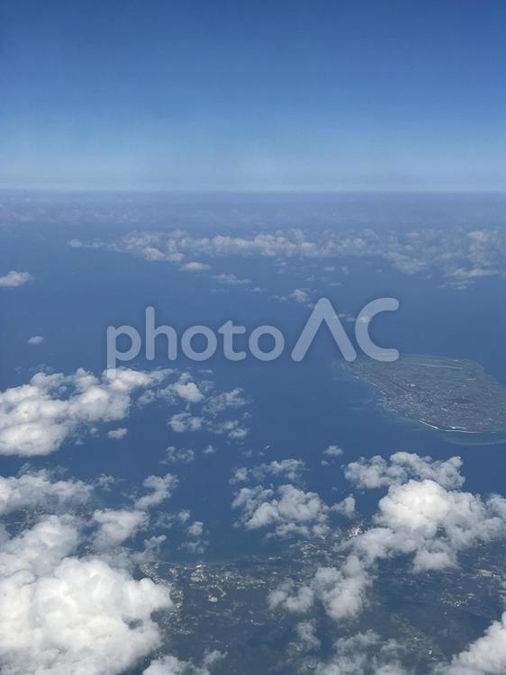 飛行機からの風景 沖縄,街,海の写真素材