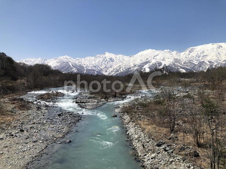 冠雪の北アルプスと清流　長野県白馬村 冠雪,北アルプス,清流の写真素材