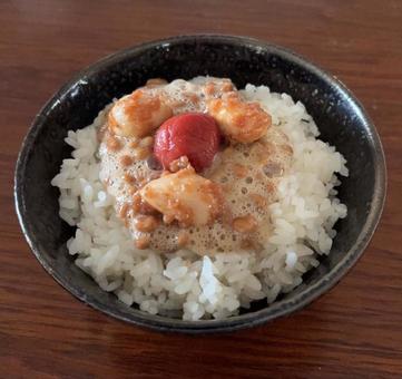ご飯に納豆と梅ニンニクとかつお梅の茶碗飯 ご飯に納豆と梅ニンニクとかつお梅の茶碗飯の写真