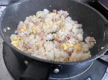 ハムと卵のシンプルな手作りチャーハン ハムと卵のシンプルな手作りチャーハン チャーハン,炒飯,料理の写真素材