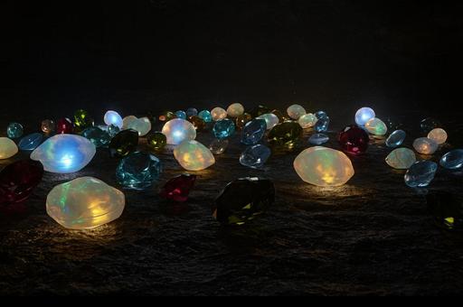 幻想的に光るオパールと宝石群 幻想的に光るオパールと宝石群の写真