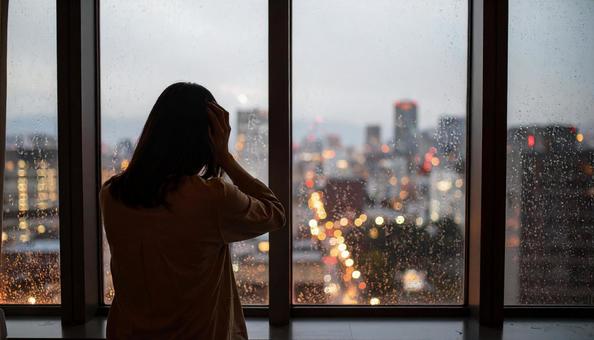 頭を抱えて落ち込む日本人女性 頭を抱えて落ち込む日本人女性の写真