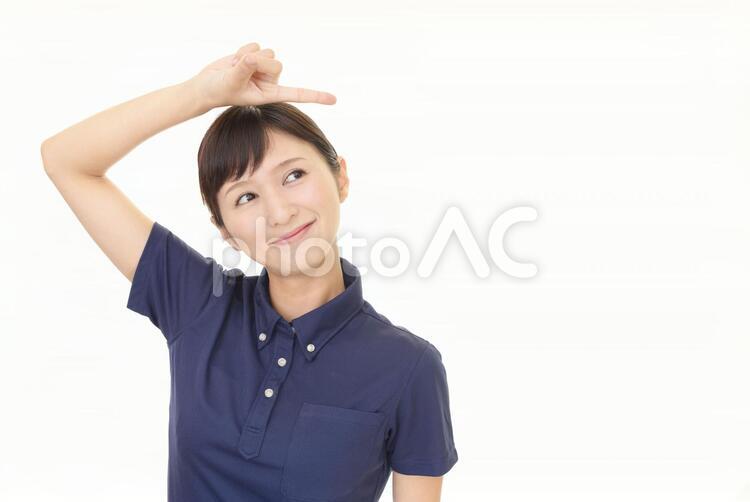 指示する笑顔の女性 女性,女,笑顔の写真素材