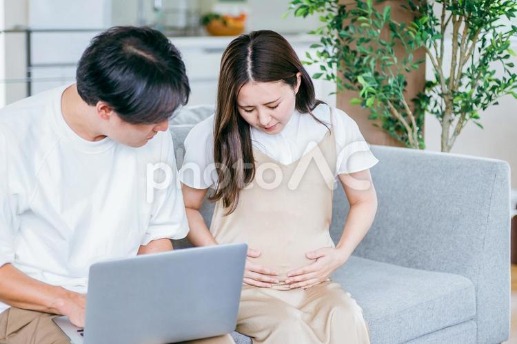 出産直前の妊婦の病院を探す男性 破水,陣痛,妊婦の写真素材