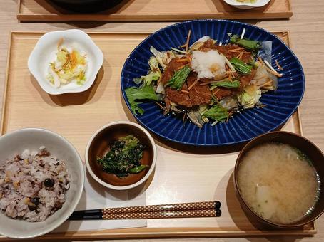 雑穀米と和食定食~おろし豚カツ 雑穀米と和食定食~おろし豚カツ 豚カツ,揚げ物,外食の写真素材