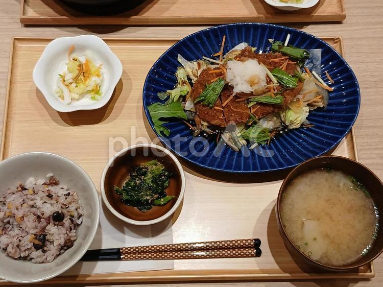 雑穀米と和食定食～おろし豚カツ 豚カツ,揚げ物,外食の写真素材
