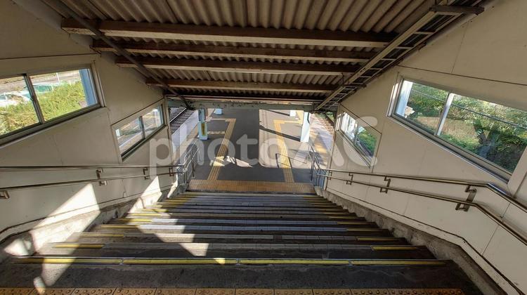 駅の階段【鉄道素材】 駅,階段,無人の写真素材