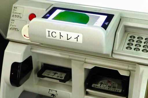 交通系ICカードにチャージする様子 交通系ICカードにチャージする様子 icカード,チャージ,交通系の写真素材
